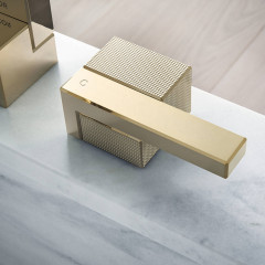 Axor Edge Смеситель для раковины, на 3 отв., с донным клапаном push/open, излив 173мм, алмазная огранка, цвет: золото