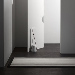 ANTONIO LUPI HALO Ограничитель открывания двери напольный 160х430х640 мм., база из мрамора Carrara satinato, структура Veneziano goffrato