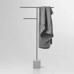 ANTONIO LUPI BIVIO Полотенцедержатель напольный, база из мрамора Carrara satinato, структура из латуни в отделке Satin steel finish