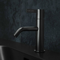 Kartell by laufen смеситель для раковины однорычажный, фиксированный излив 115 мм, без донного клапана, pvd черный титан